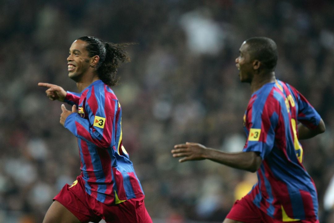 Ronaldinho y Eto&#039;o celebran un gol. 