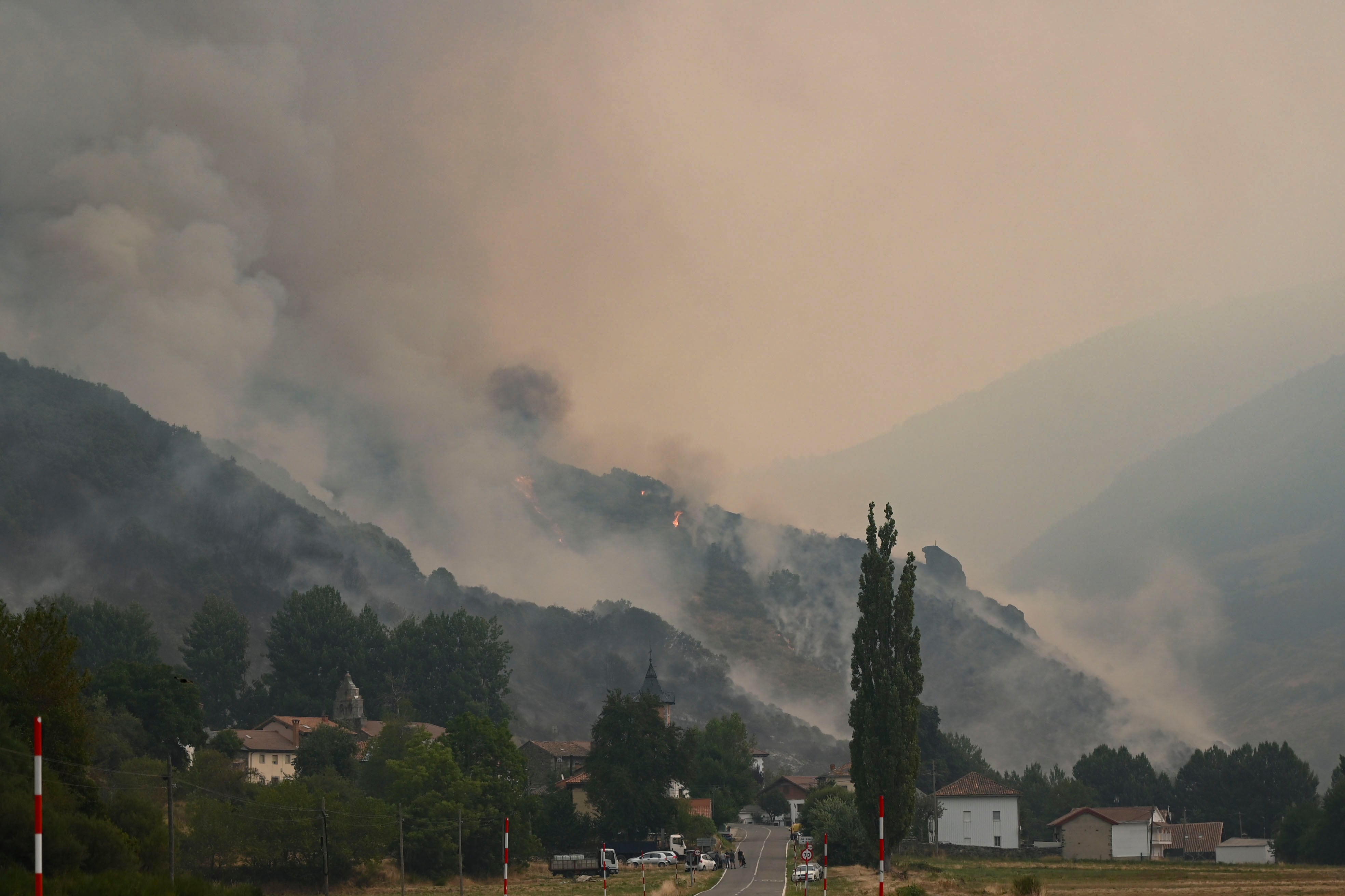 Un incendio en la vertiente leonesa del Parque Nacional de Picos de Europa, en una foto de archivo.