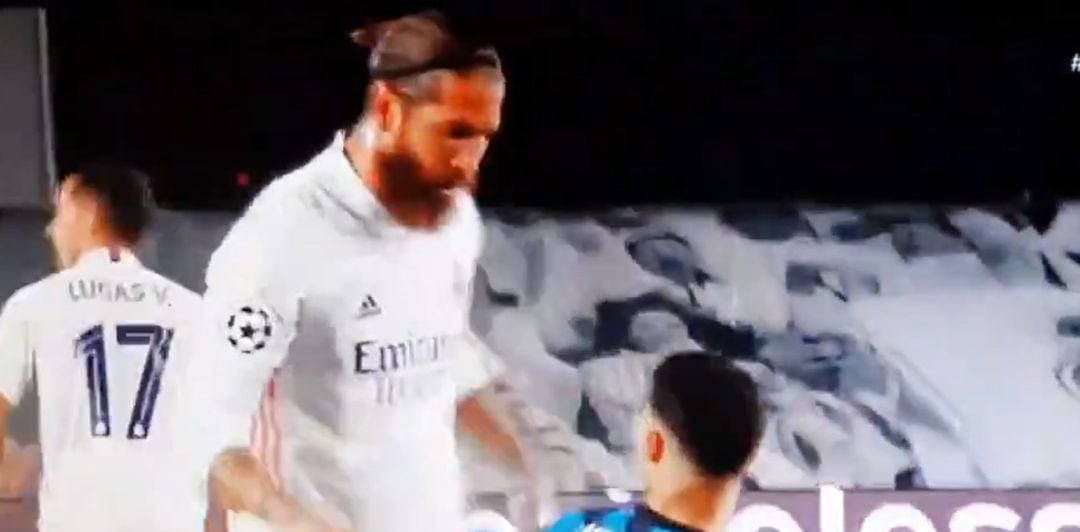 Sergio Ramos le echa en cara a Achraf una acción del partido