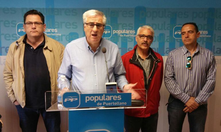 José Lozano, acompañado de varios concejales de su equipo de gobierno