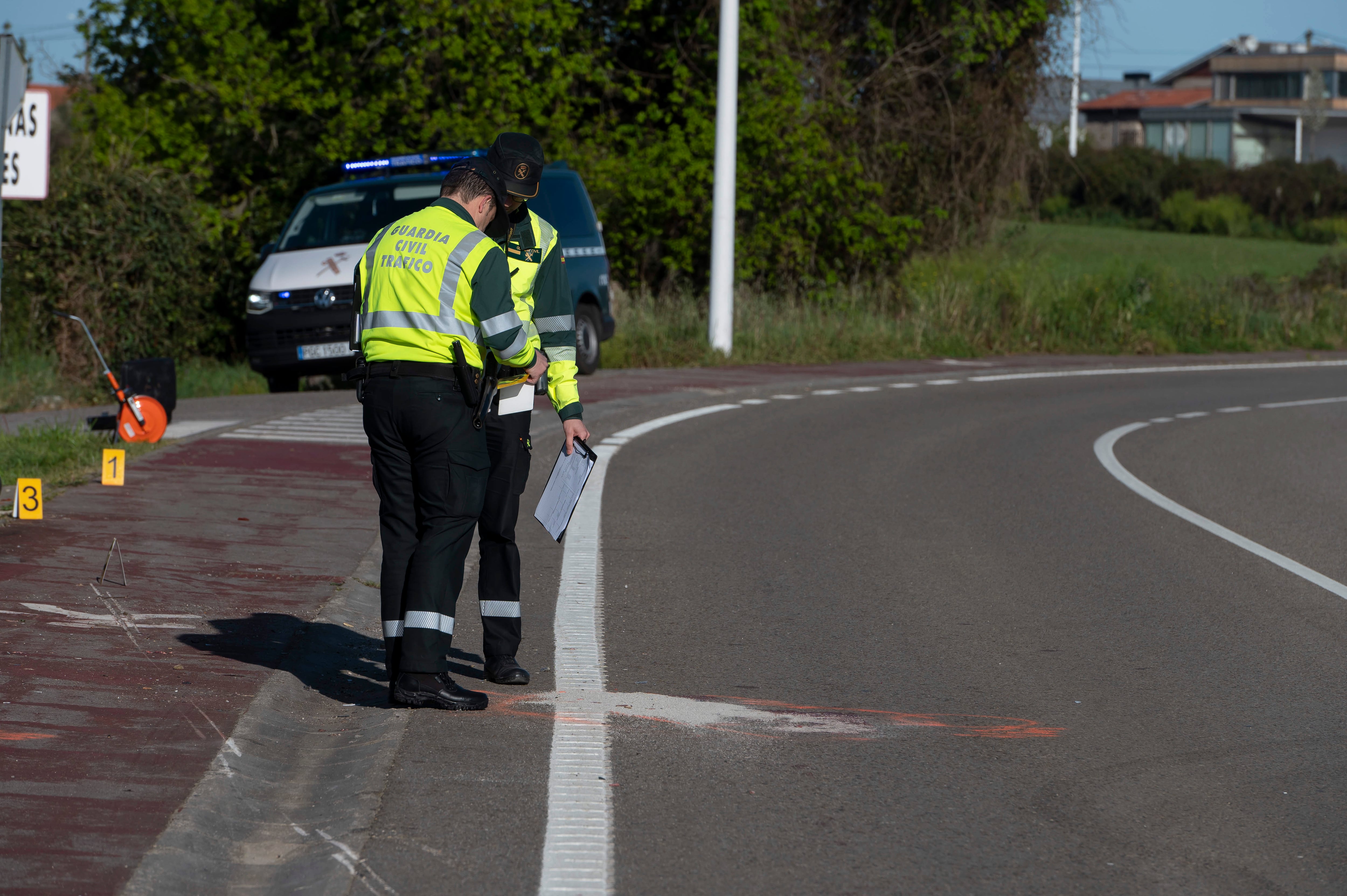 SUESA (CANTABRIA), 05/04/2023.- Agentes de la Guardia Civil de Tráfico investiga este miércoles en el lugar del atropello mortal múltiple ocurrido junto a un camping de la localidad de Suesa, en el municipio cántabro de Ribamontán al Mar. EFE/ Pedro Puente Hoyos
