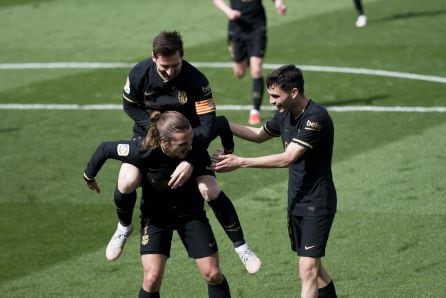 Antoine Griezmann celebrando el gol ante el Villarreal con Messi y Pedro.