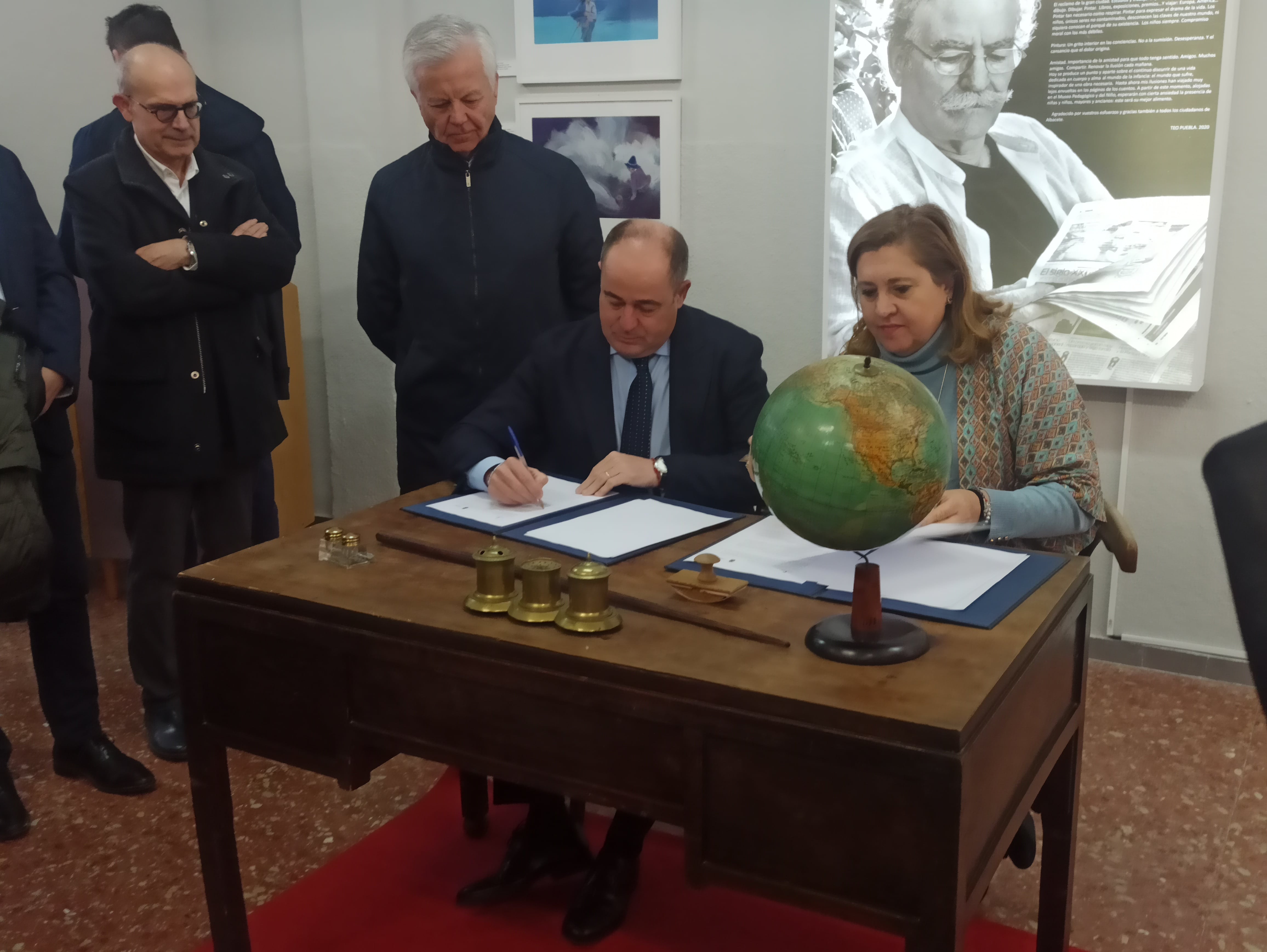 Momento de la firma del convenio entre Emilio Sáez, alcalde de Albacete, y la consejera de Educación, Cultura y Deportes, Rosa Ana Rodríguez, ante la atenta mirada de Juan Peralta, fundador del museo | Imagen: Pedro Miguel González