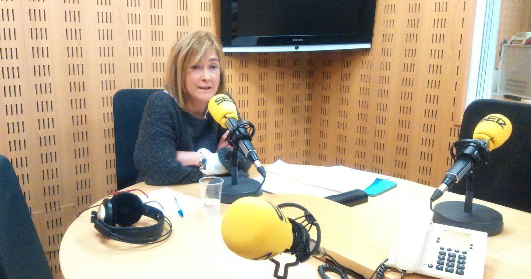 María Eugenia Arrizabalaga en los estudios de Radio San Sebastián.