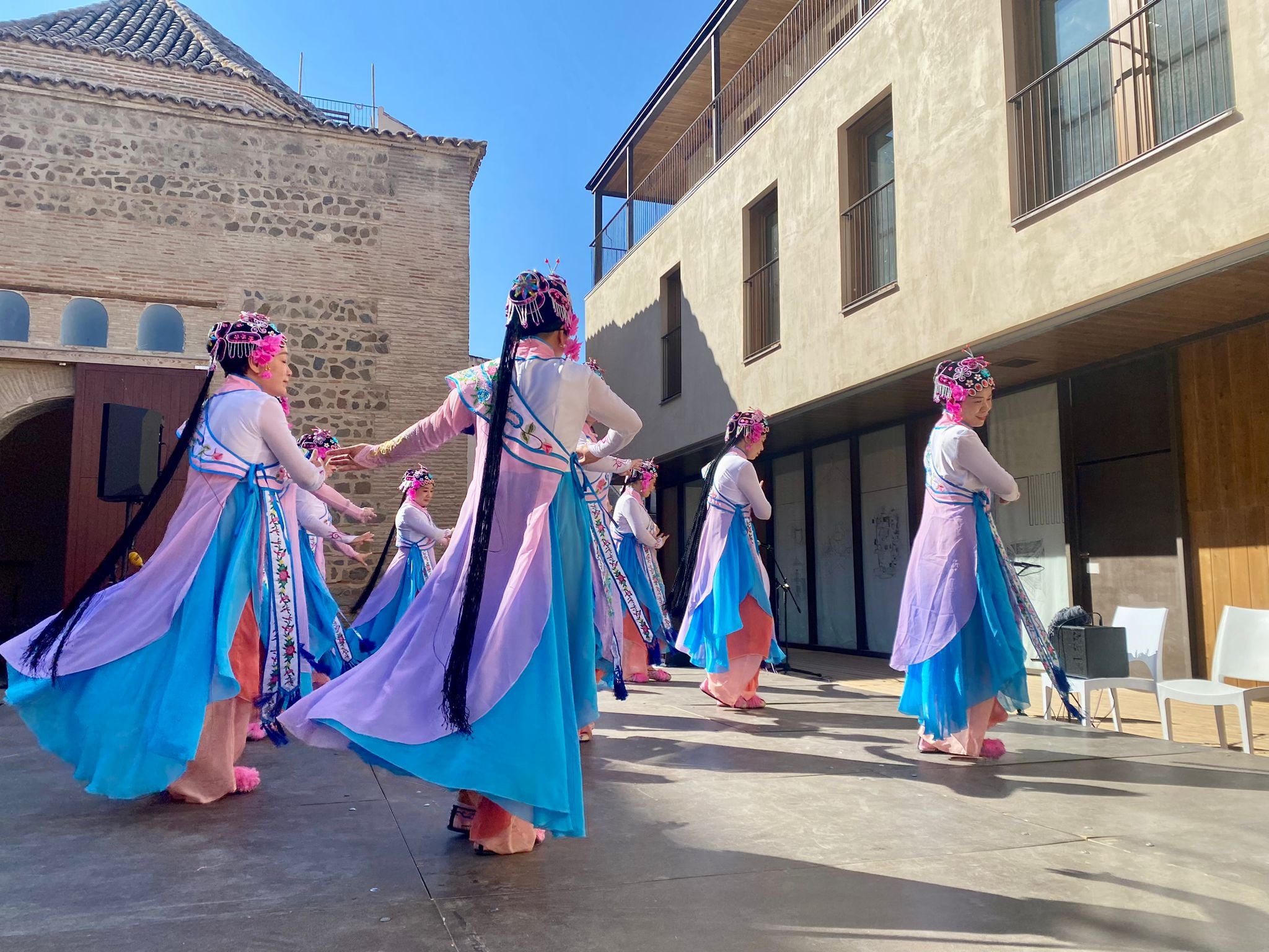 Bailes tradicionales chinos en el salón Rico