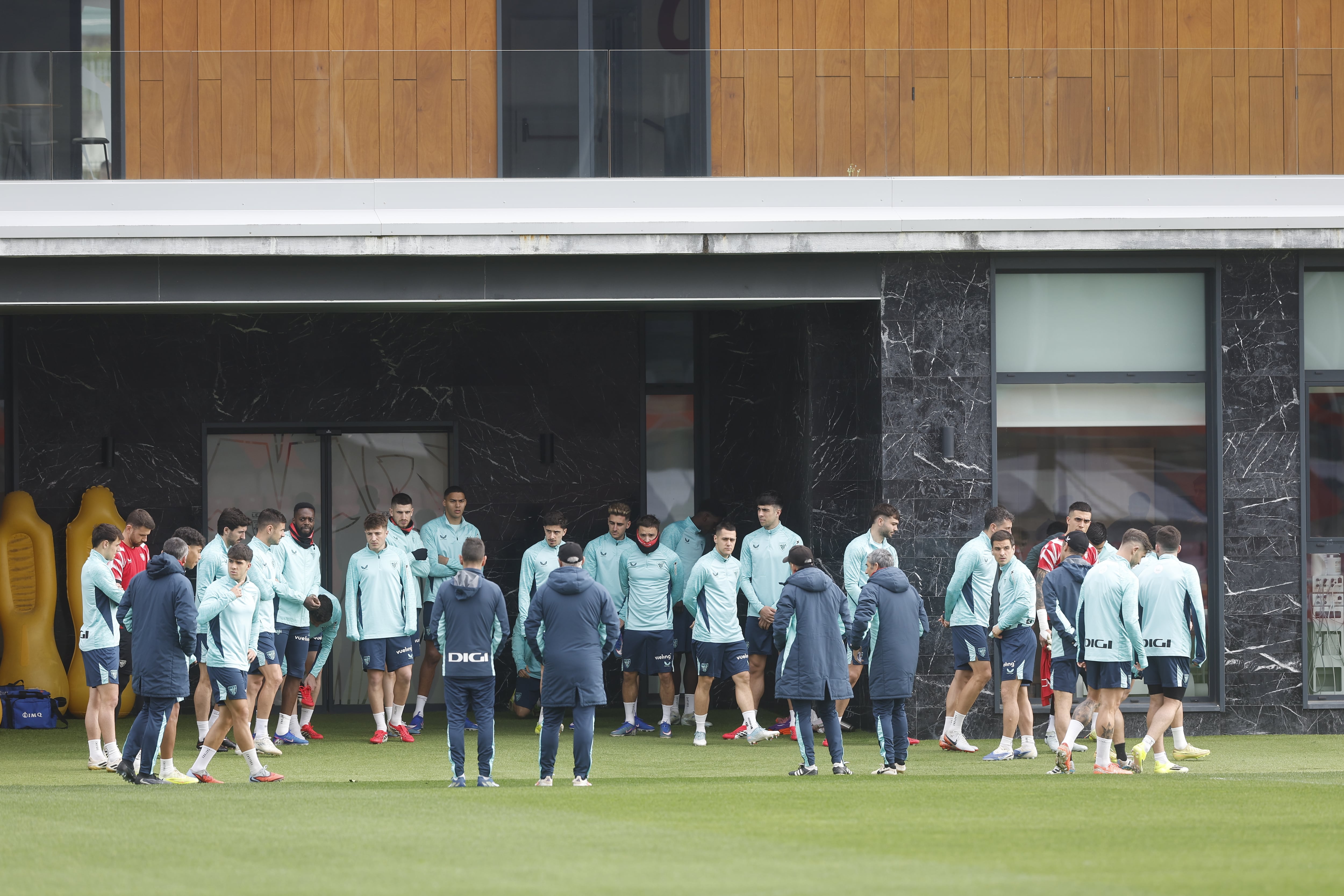 LEZAMA (BIZKAIA), 10/03/2026.- El técnico del Athletic de Bilbao, Ernesto Valverde (4d) da instrucciones a sus jugadores durante el entrenamiento con el que el club rojiblanco ha preparado este martes el encuentro contra el Girona del próximo sábado. EFE/ Miguel Toña