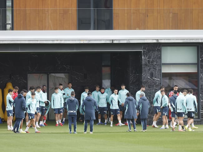 LEZAMA (BIZKAIA), 10/03/2026.- El técnico del Athletic de Bilbao, Ernesto Valverde (4d) da instrucciones a sus jugadores durante el entrenamiento con el que el club rojiblanco ha preparado este martes el encuentro contra el Girona del próximo sábado. EFE/ Miguel Toña