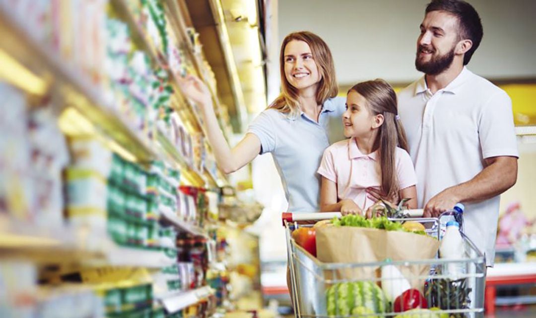 Familia realizando la compra