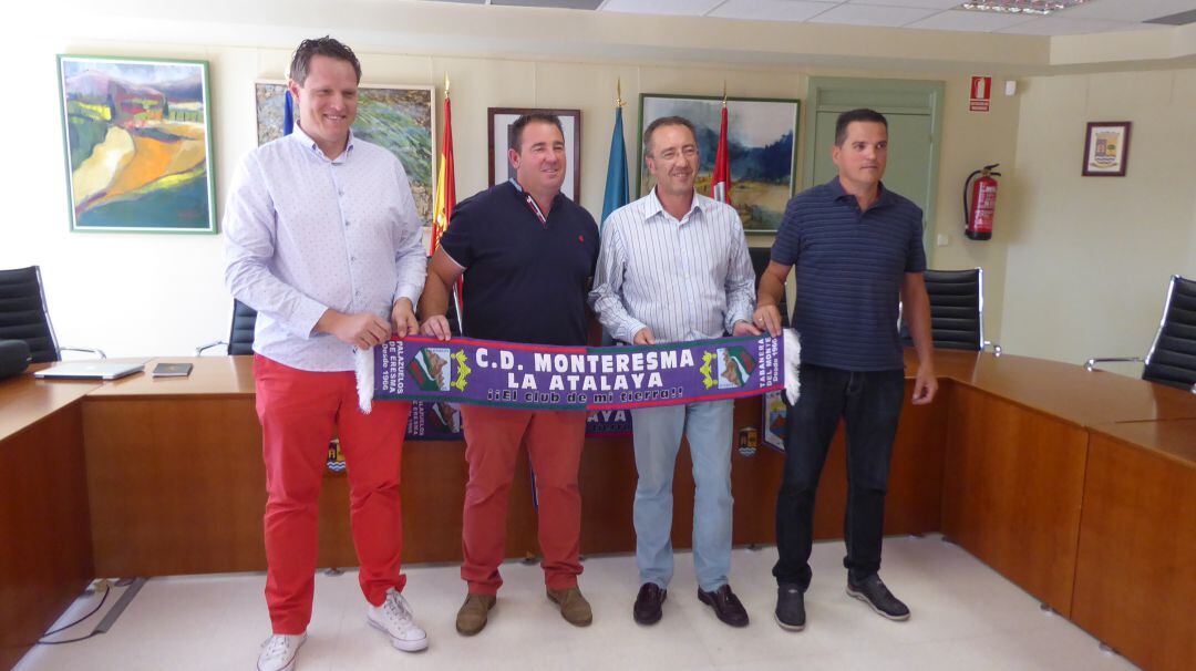 Representantes del ayuntamiento de Palazuelos y responsables del club posan tras la firma del convenio