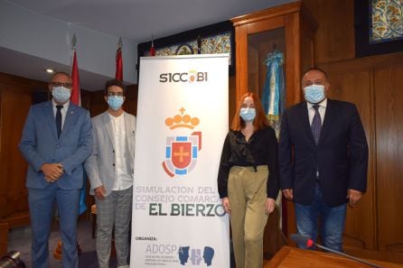 Los estudiantes junto al presidente del CC del Bierzo y el alcalde de Ponferrada