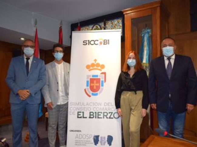 Los estudiantes junto al presidente del CC del Bierzo y el alcalde de Ponferrada