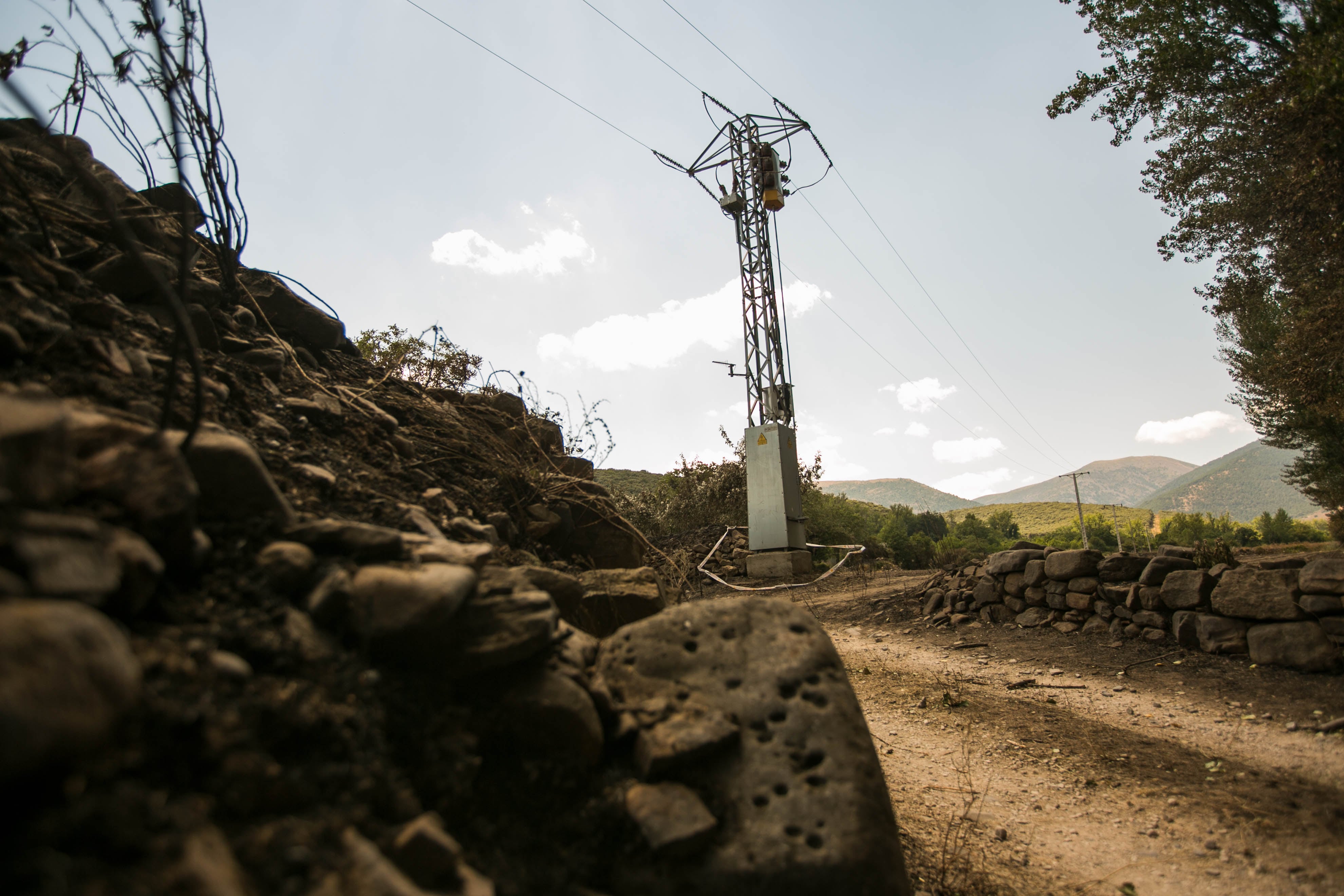 Tendido eléctrico en Añón del Moncayo, donde supuestamente se originó el incendio que ha calcinado unas 6.000 hectáreas, aunque se prevé que se pueda dar este martes por controlado. EFE/TONI GALÁN