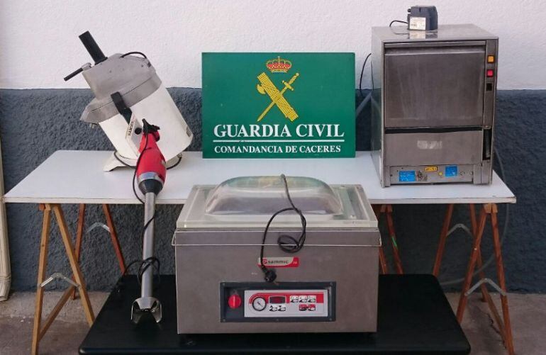 Algunos de los objetos sustraidos en el establecimiento de Malpartida de Plasencia