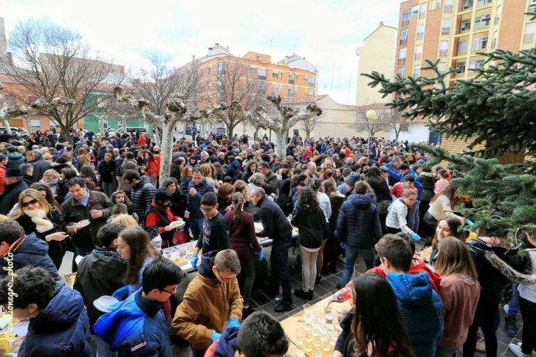 Imagen de la multitudinaria tapa solidaria en los entornos de la iglesia de San Antonio de Palencia