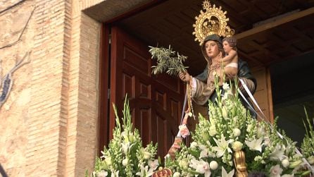 Imagen de la Virgen de la Paz engalanada en su día grande