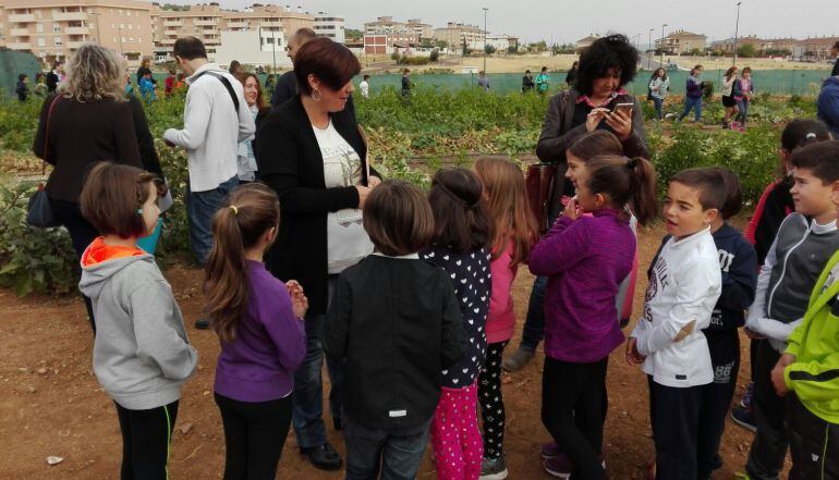 Maite Fernández, rodeada de niños y niñas en la visita esta mañana a un Huerto Ecológico