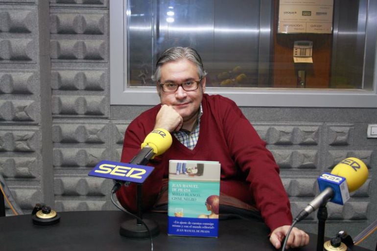 Juan Manuel de Prada en los estudios de Radio Vigo