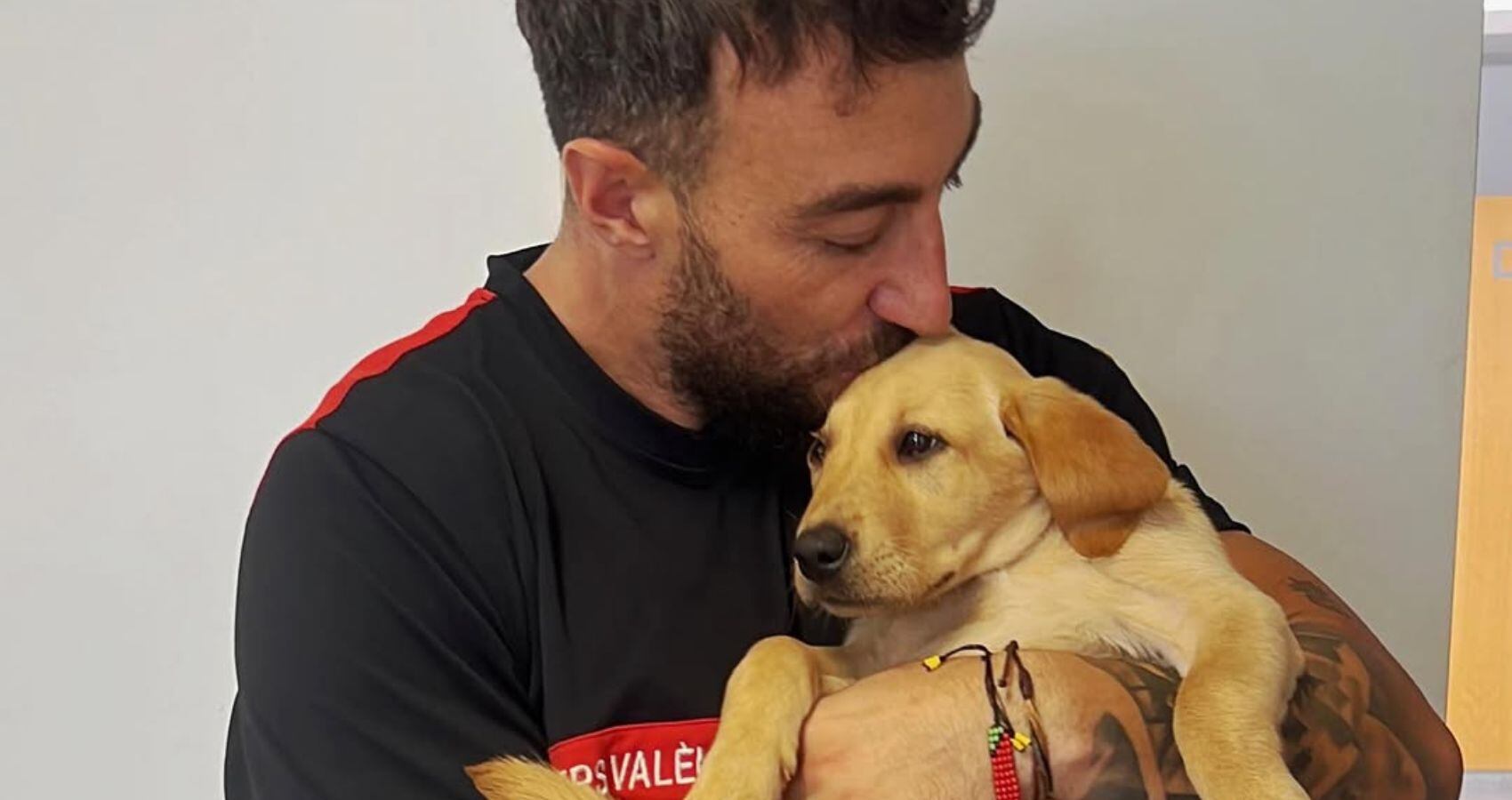 Carlos con Samba, un cachorro que inicia una nueva etapa junto al bombero tras el fallecimiento de Galleta