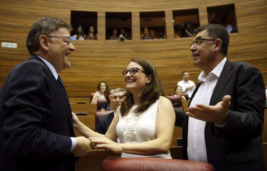 El candidato a la presidencia de la Generalitat del PSPV-PSOE, Ximo Puig (i), conversa con la candidata de Compromis, Mónica Oltra, y con el portavoz de Compromís en Les Corts, Enric Morera (d), durante la constitución de la novena legislatura de Les Corts Valencianes con la incertidumbre sobre los acuerdos entre los partidos para designar al próximo president de la Generalitat