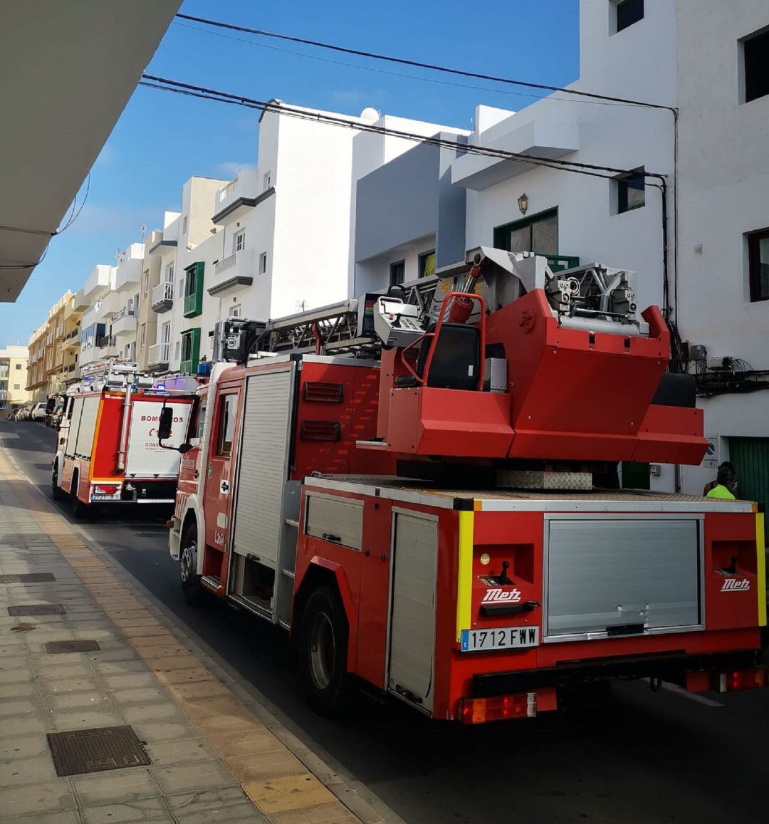 Camiones de bomberos junto a la vivienda afectada.