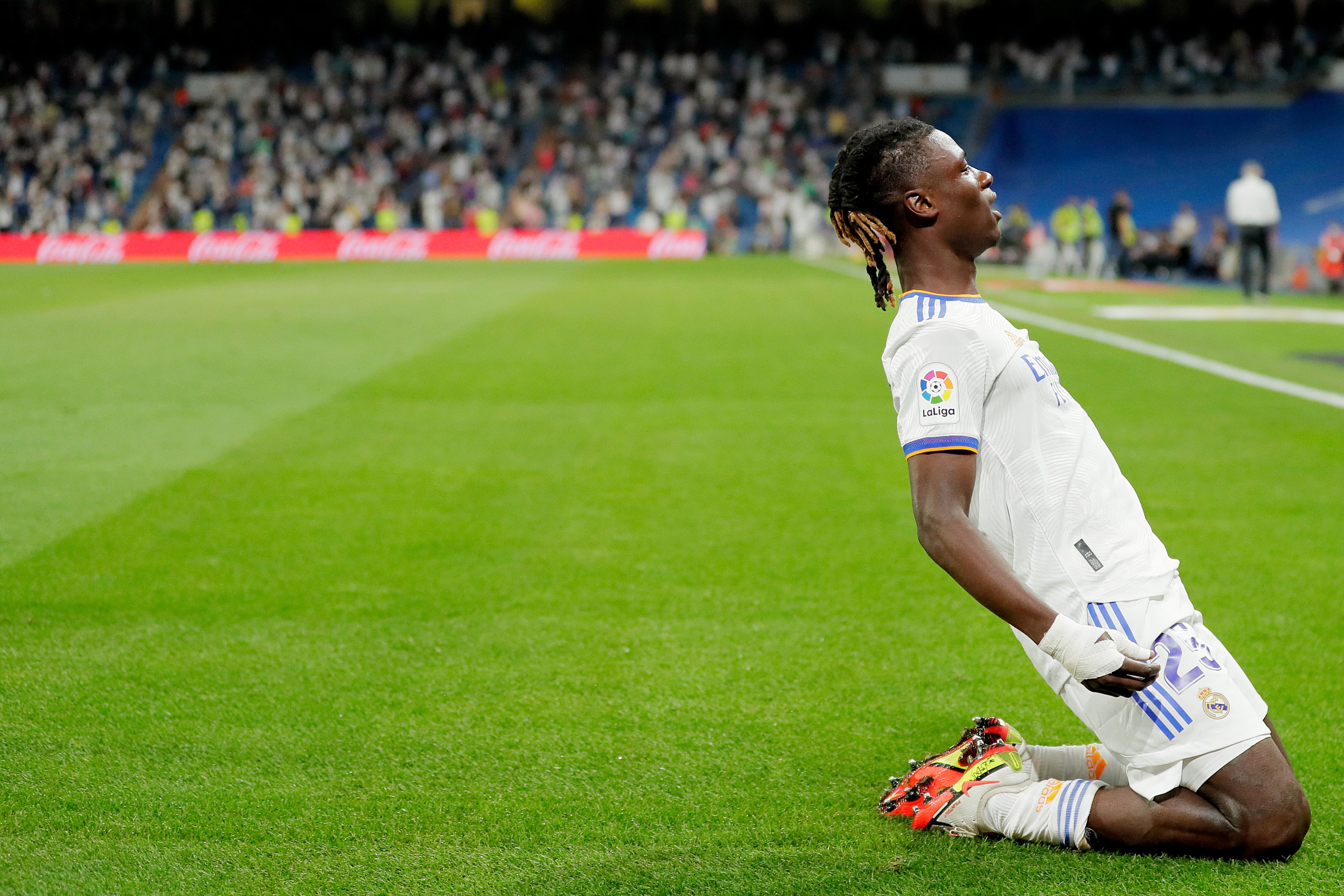 Camavinga, celebrando su primer gol con el Real Madrid el día de su debut.