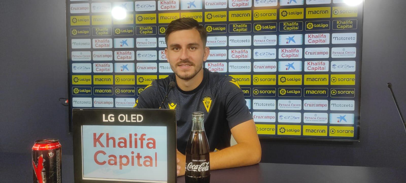 Víctor Chust central del Cádiz CF