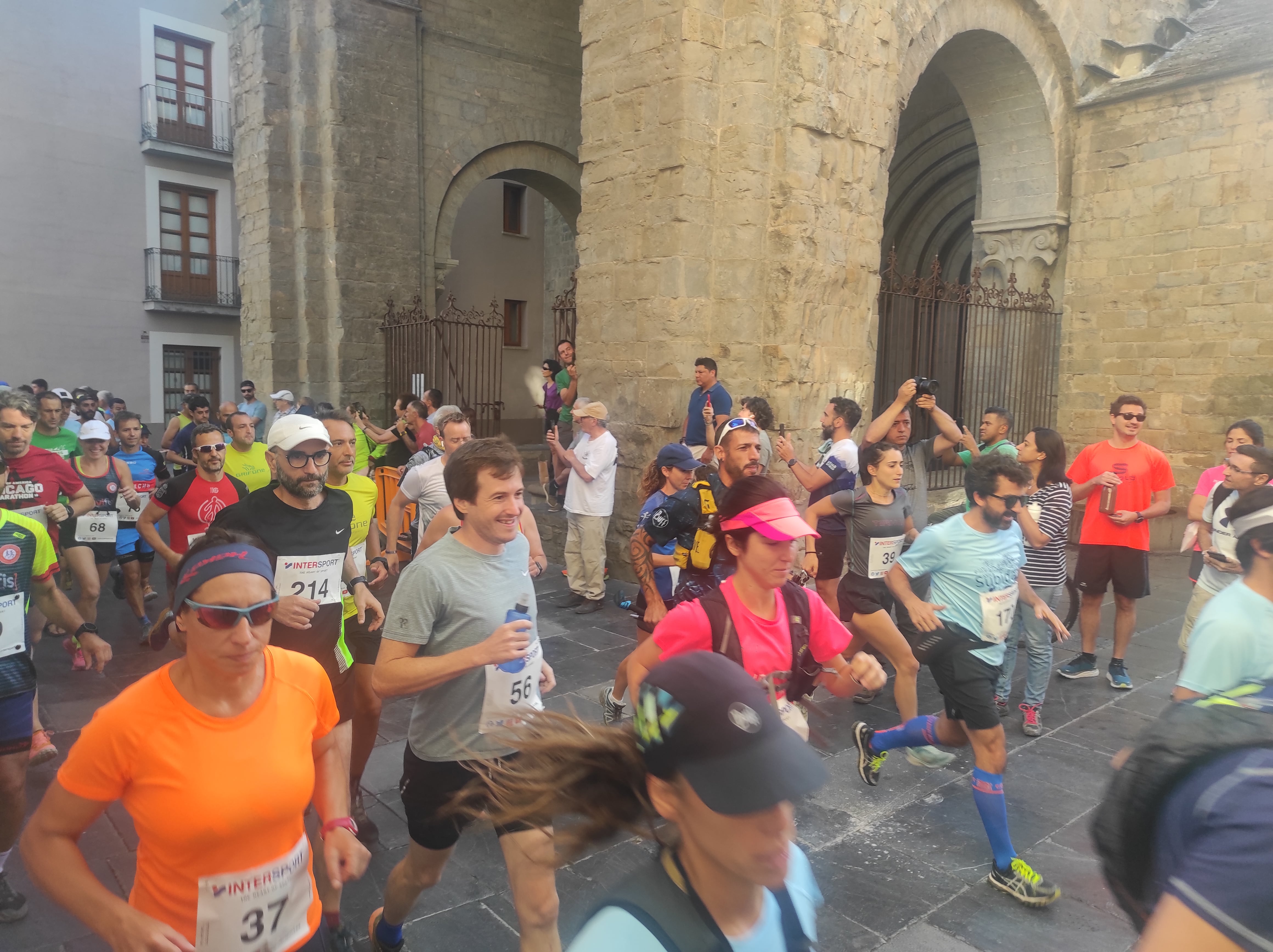Salida de la Plaza de San Pedro de la Subida a la peña Oroel