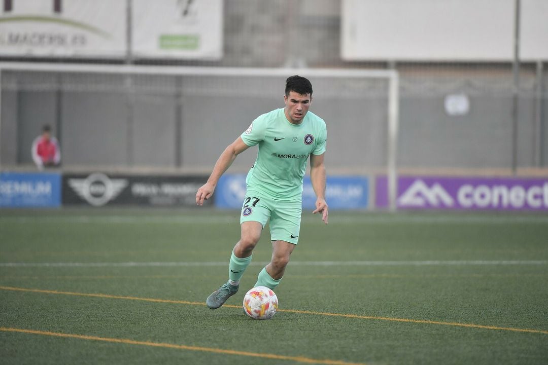 Pau Casadesús en un entrenament de l&#039;FC Andorra. El jove jugador marxa cedit a l&#039;Espanyol B.