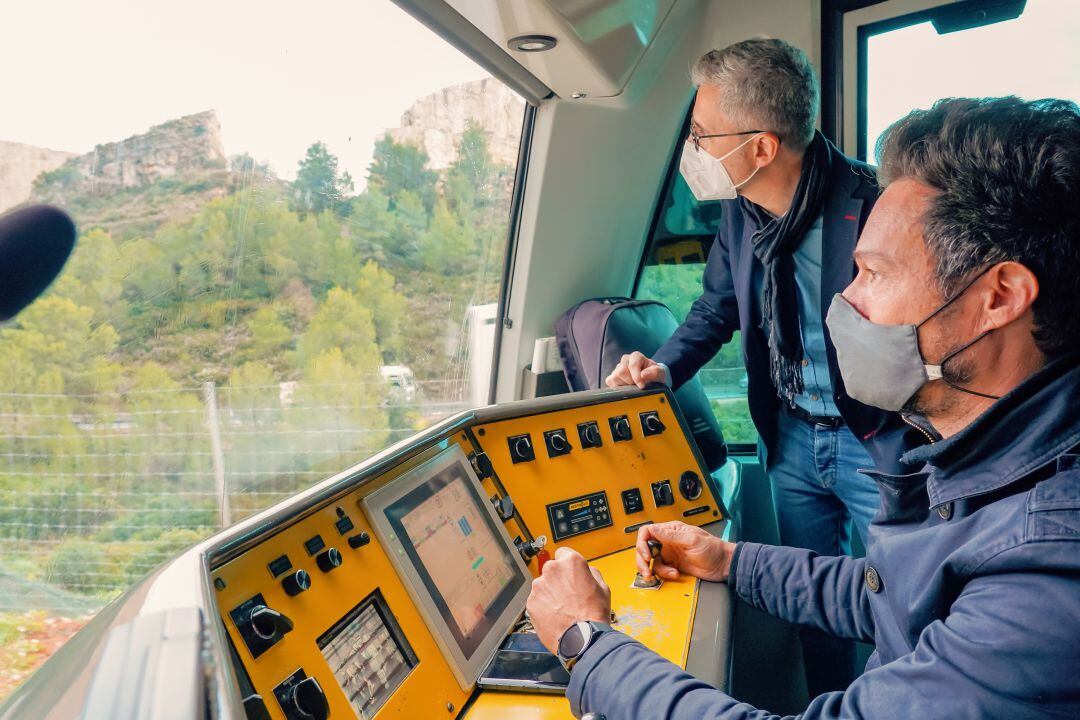 El conseller Arcadi España en el tren.