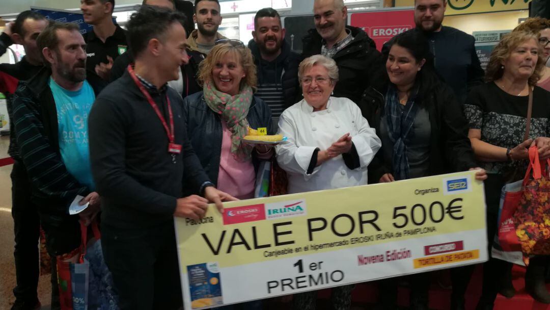 La ganadora del concurso, Mari carmen Canento, tortilla en mano, posa tras conocerse el fallo del jurado