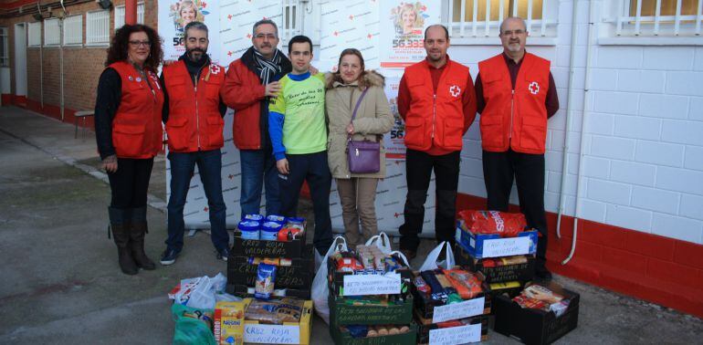 Iván Penalba haciendo entrega de los alimentos recogidos