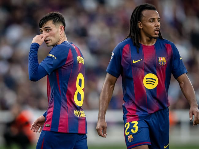 Pedri y Koundé durante un duelo de Liga