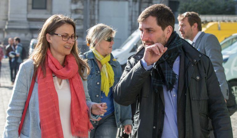 Los exconsellers catalanes Toni Comín (d) y Meritxell Serret, a su salida del tribunal de primera instancia de Bruselas (Bélgica).