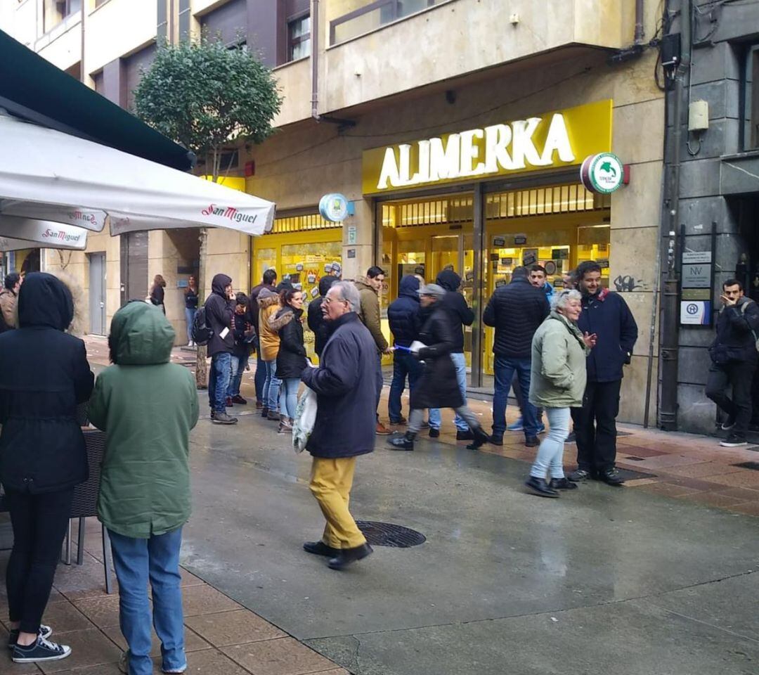 Los ciudadanos se sienten afectados por la huelga de supermercados pero respetan el derecho de los trabajadores a secundarla