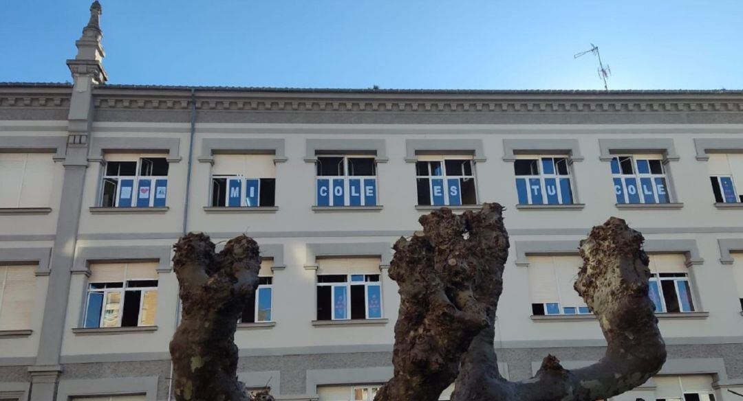 Las ventanas del nuevo centro engalanadas para recibir a los alumnos.