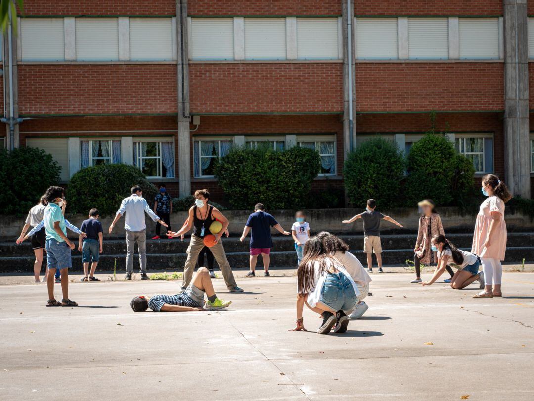 Los niños juegan en el campus de verano