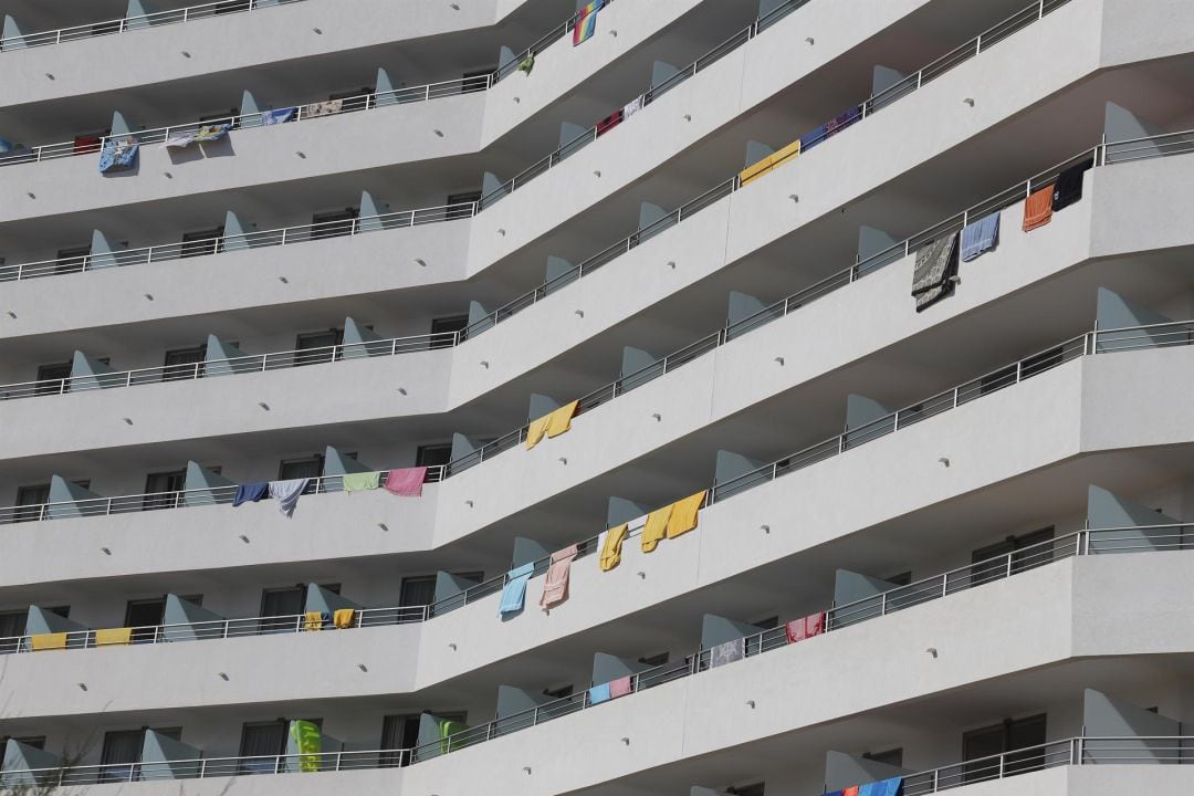 Toallas tendidas al sol en los balcones de un hotel, en Mallorca.