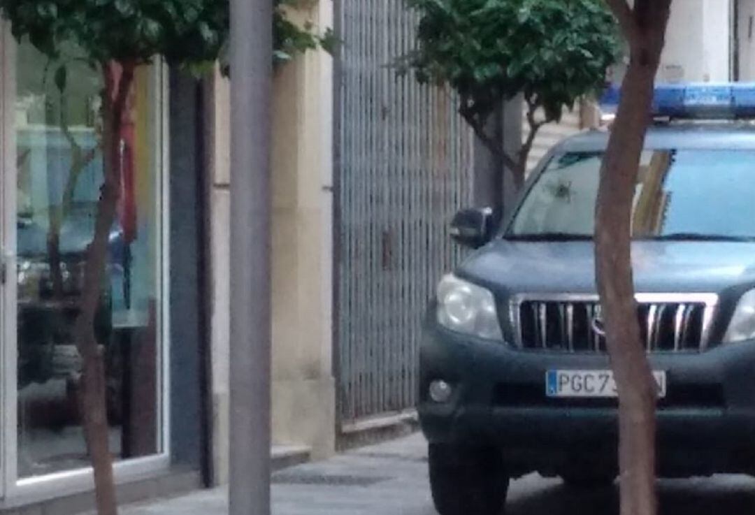 Vehículos de la Guardia Civil durante un registro en la calle San Juan de Algeciras