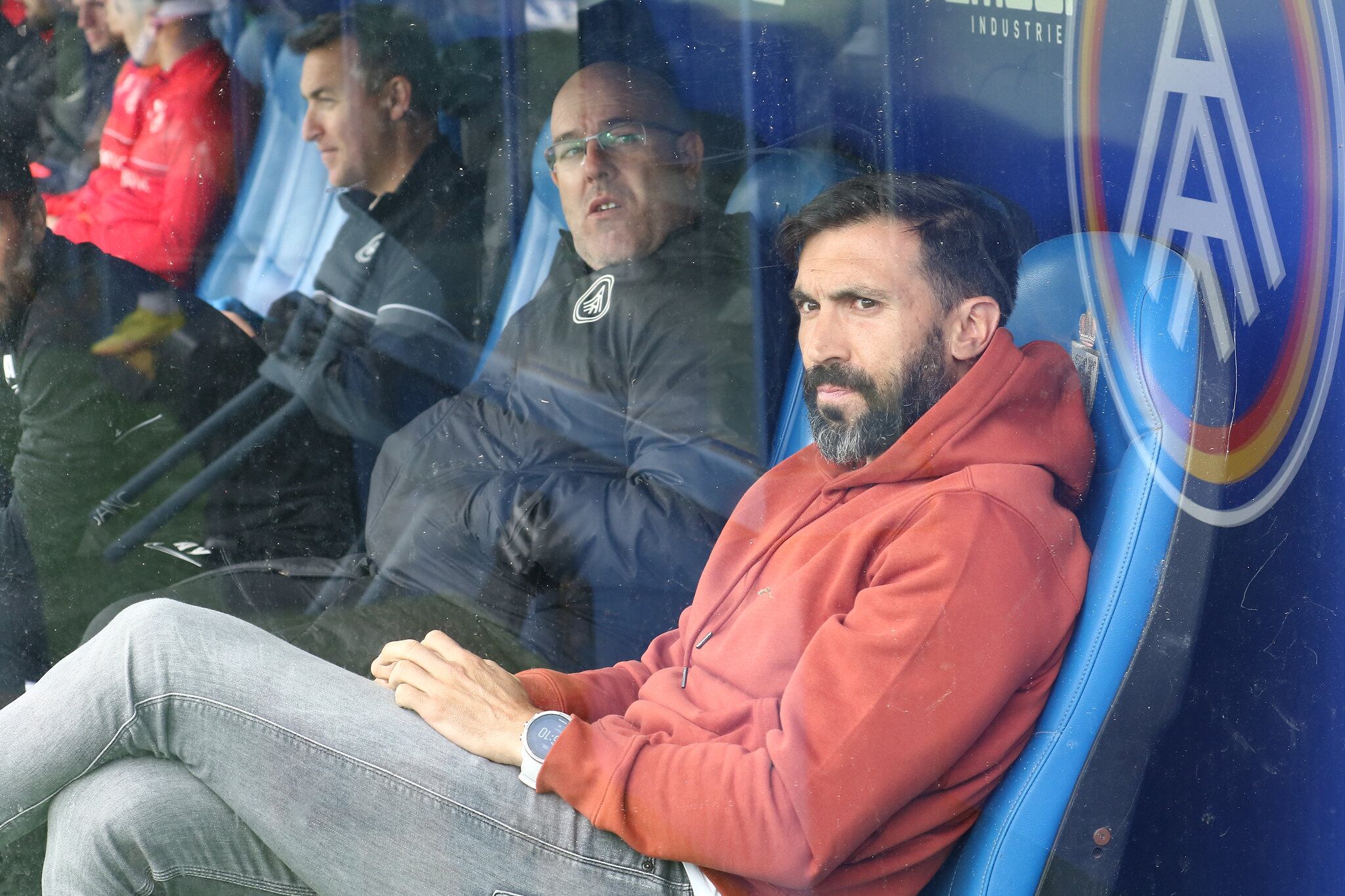 Eder Sarabia, a la banqueta durant el partit contra la Ponferradina a El Toralín.