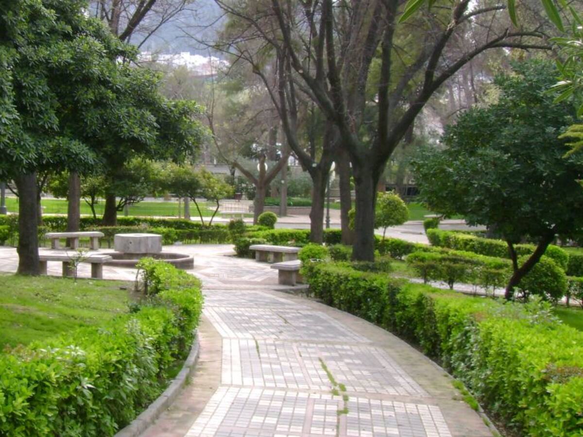 El viento obliga a cerrar el Castillo de Santa Catalina y los parques de la capital