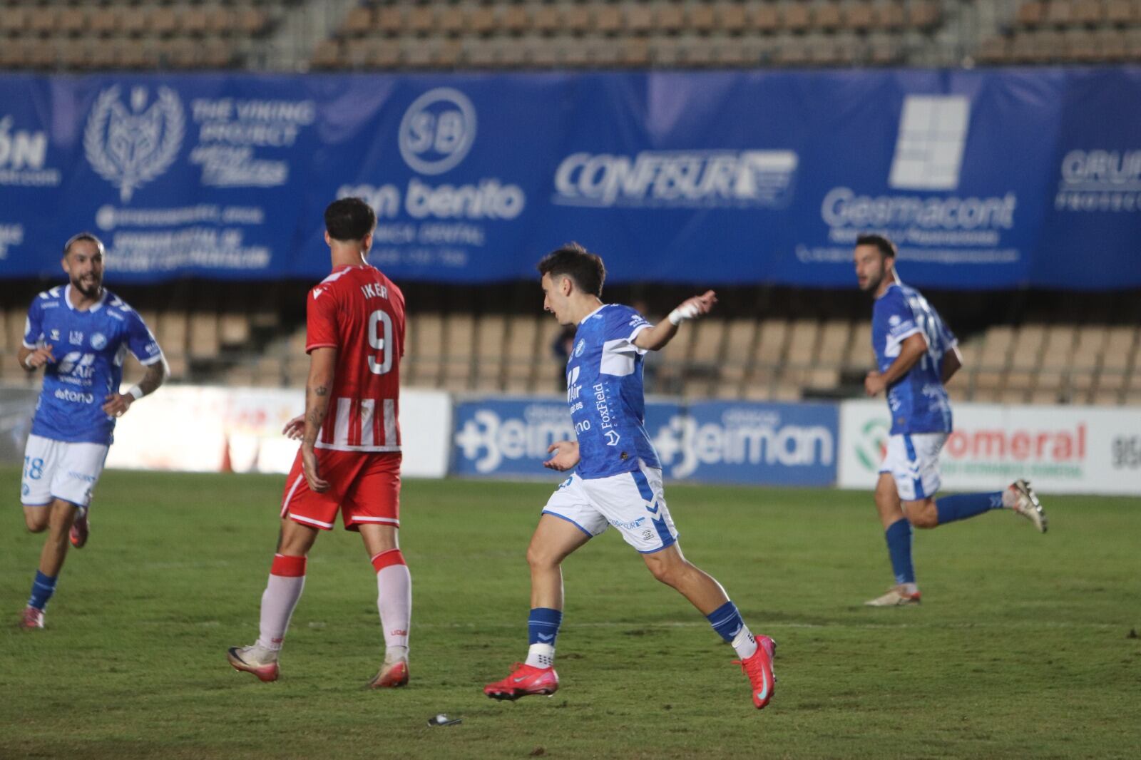 Diego Iglesias celebra su gol en Chapín ante el Almería B