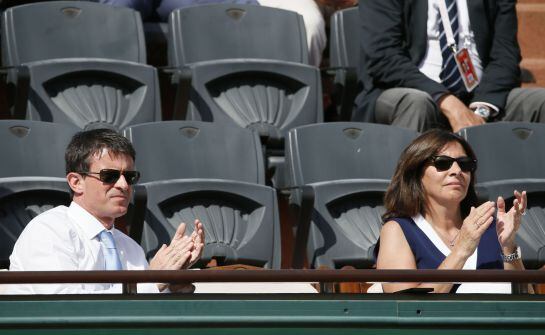 Manuel Valls asistió a la mañana siguiente a la final de Roland Garros junto a la alcaldesa de Paris, Anne Hidalgo.