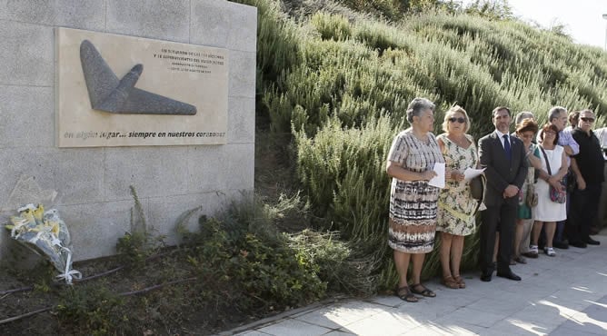 Familiares de algunas víctimas en el el accidente de avión de Spanair en 2008 durante una ofrenda floral en el Parque Juan Carlos I de Madrid