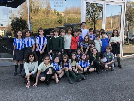 Los niños de San Patricio se sacan una foto con Sangalli en exterior de Radio San Sebastián