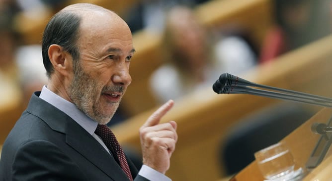 El líder del PSOE, Alfredo Pérez Rubalcaba durante su intervención en el pleno del Congreso