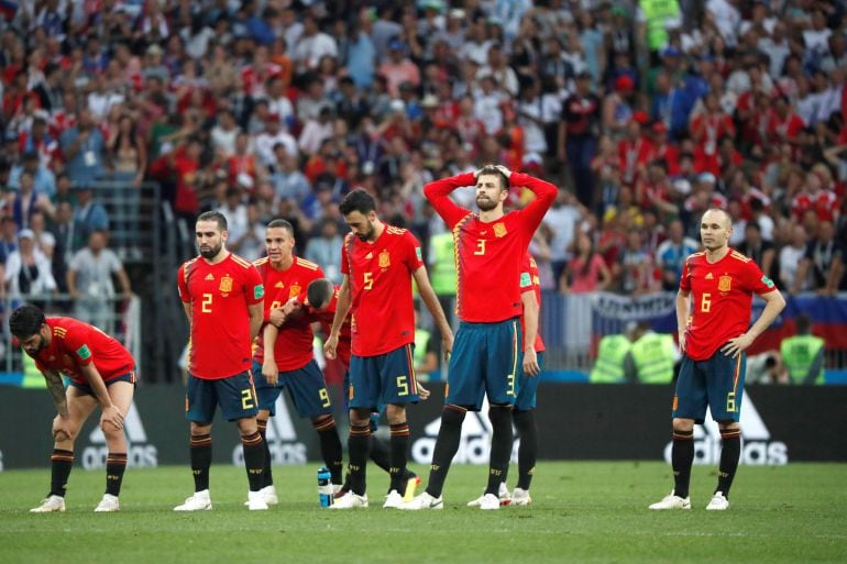 Los jugadores españoles, tras caer eliminados contra Rusia en la tanda de penaltis