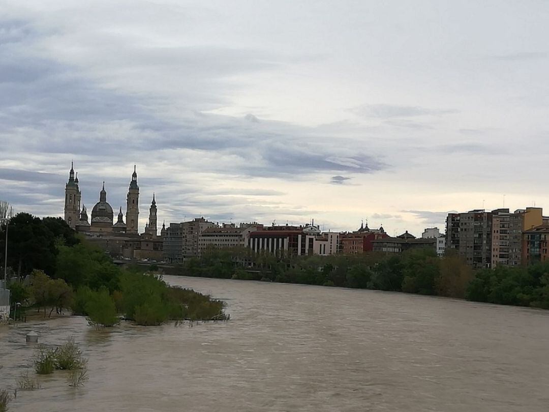 El Ebro, a su paso por Zaragoza durante la crecida de abril de 2018