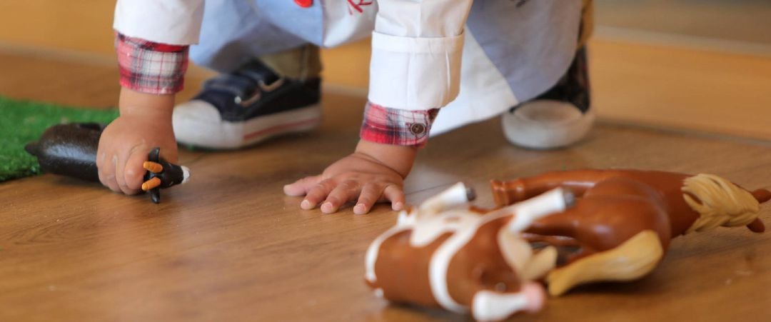 Un niño juega en una escuela infantil