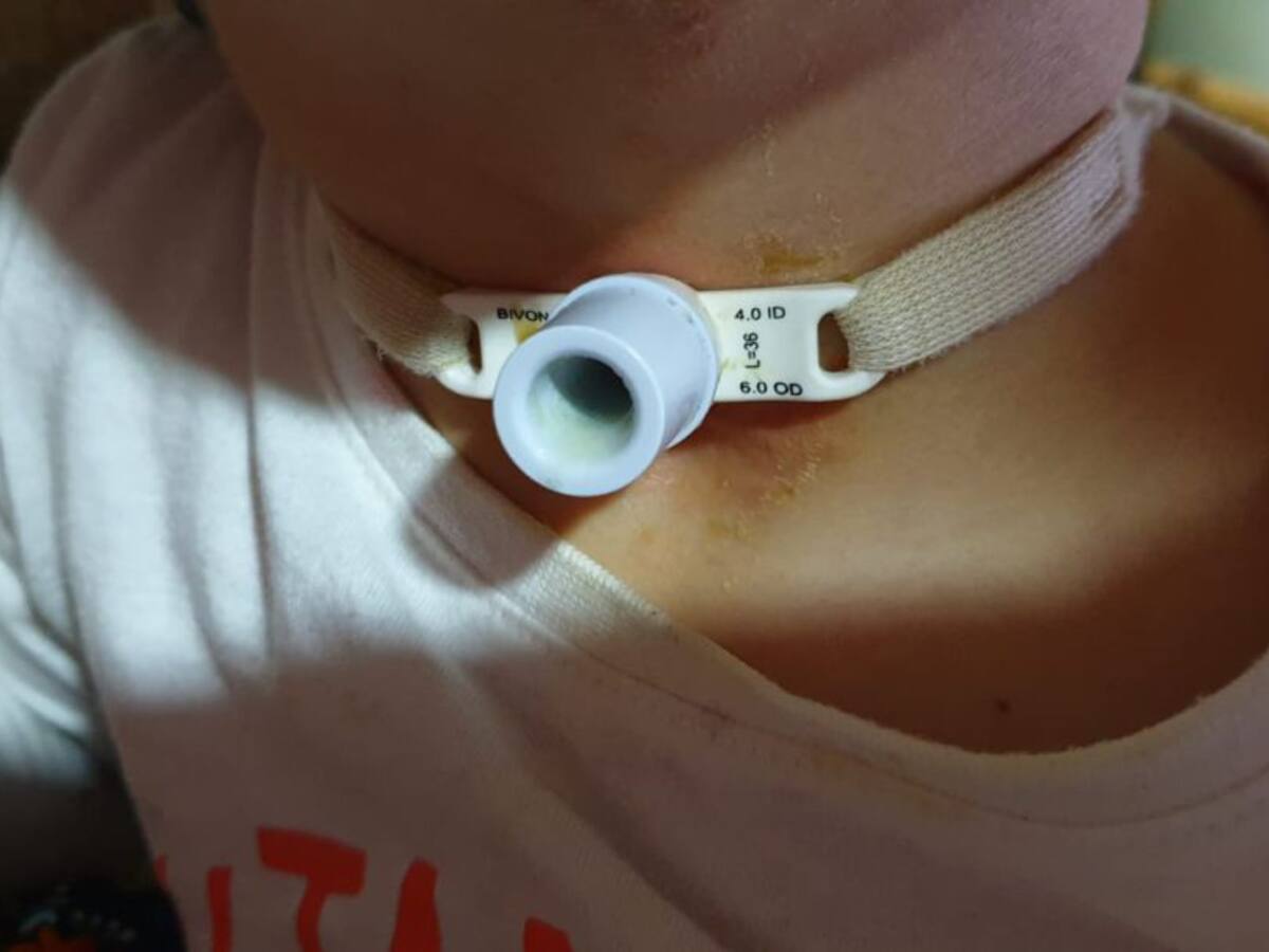 Gabriel, 3 años, a la espera de una enfermera en su colegio