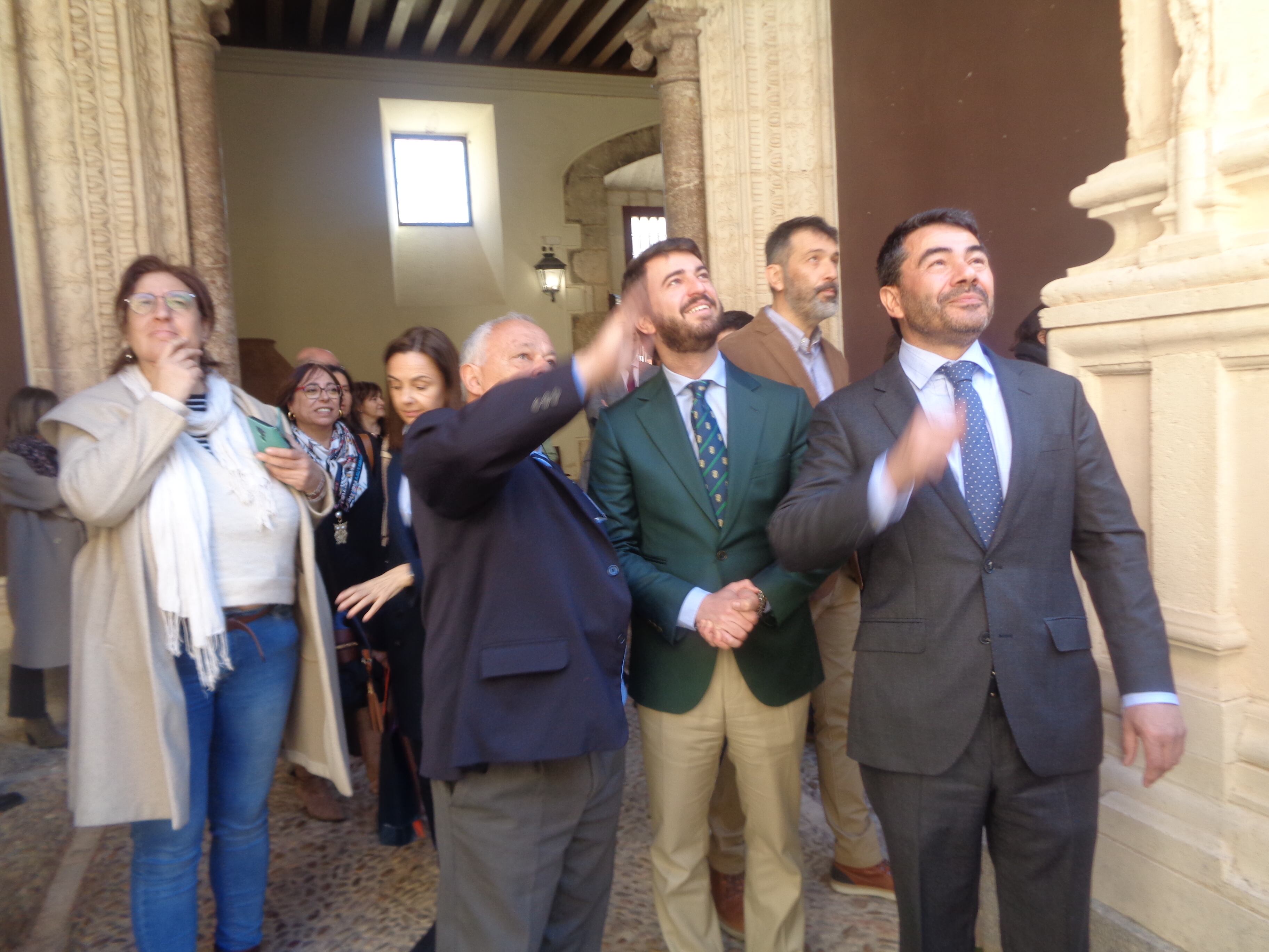 Imagen de archivo del 13 de marzo de 2023 en la que Gonzalo Santonja, consejero de Cultura en ese momento, mostraba algunos detalles del claustro al vicepresidente de la Junta y al presidente de Castilla Termal